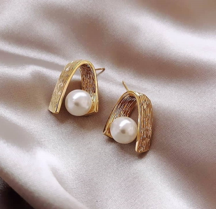 V Pearl Ear Tops Pair