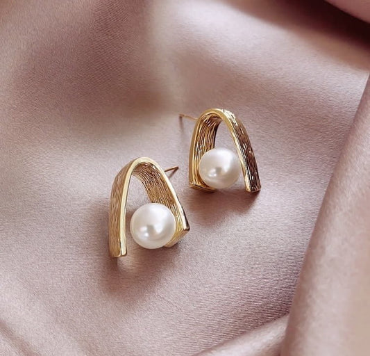 V Pearl Ear Tops Pair