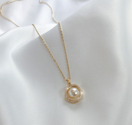 Pearl/Curb Chain Pendant